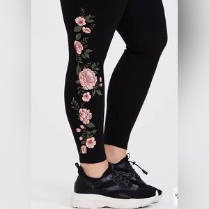 TORRID CROP PREMIUM LEGGING - EMBROIDERED FLORAL BLACK 2X